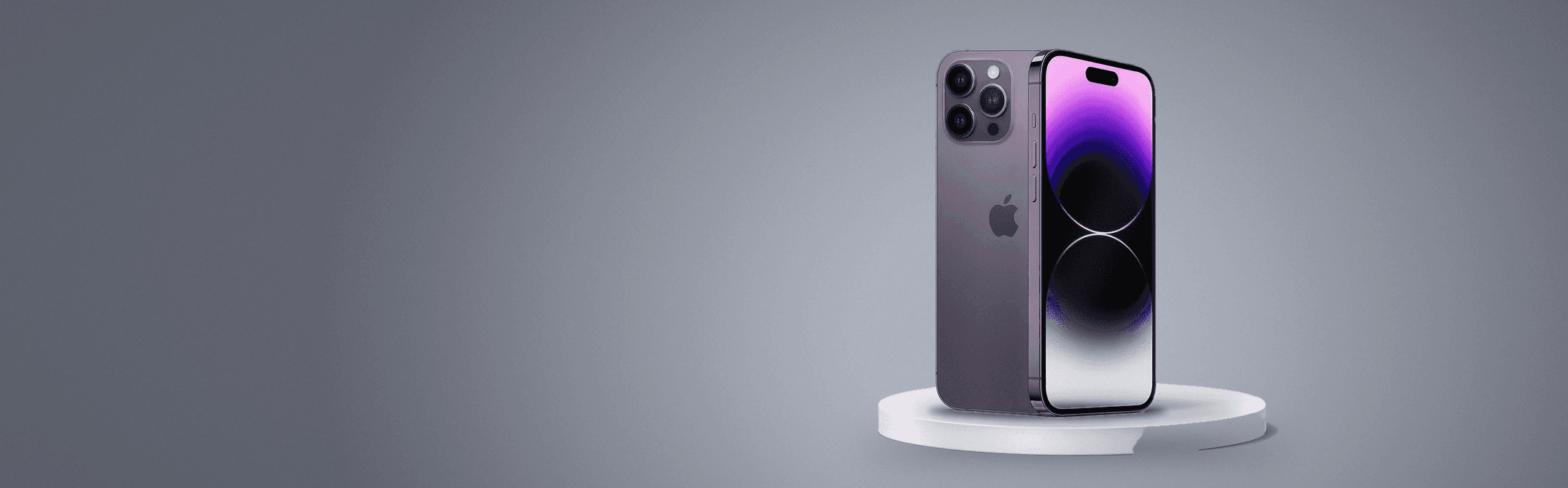 iPhone color morado sobre una base blanca